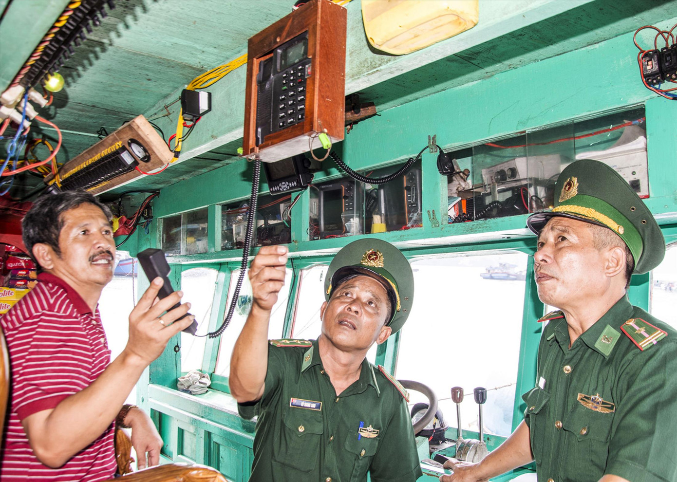 Bộ đội biên phòng kiểm tra thiết bị giám sát hành trình trên tàu cá ngư dân. Ảnh: Văn Chương Bộ đội biên phòng kiểm tra thiết bị giám sát hành trình trên tàu cá ngư dân. Ảnh: Văn Chương