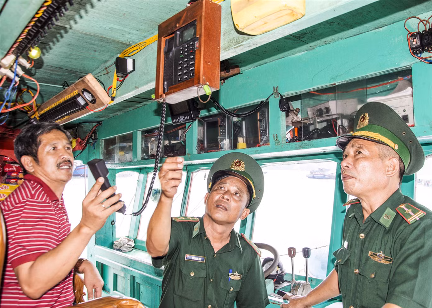 Bộ đội biên phòng kiểm tra thiết bị giám sát hành trình trên tàu cá ngư dân. Ảnh: Văn Chương Bộ đội biên phòng kiểm tra thiết bị giám sát hành trình trên tàu cá ngư dân. Ảnh: Văn Chương