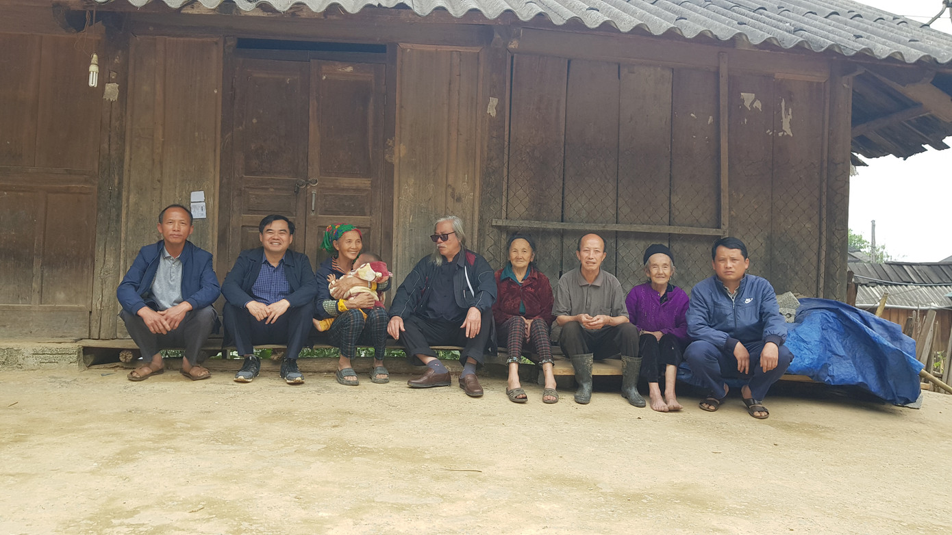 Lãnh đạo huyện Kỳ Sơn cùng tác giả bài viết và dân bản Lãnh đạo huyện Kỳ Sơn cùng tác giả bài viết và dân bản