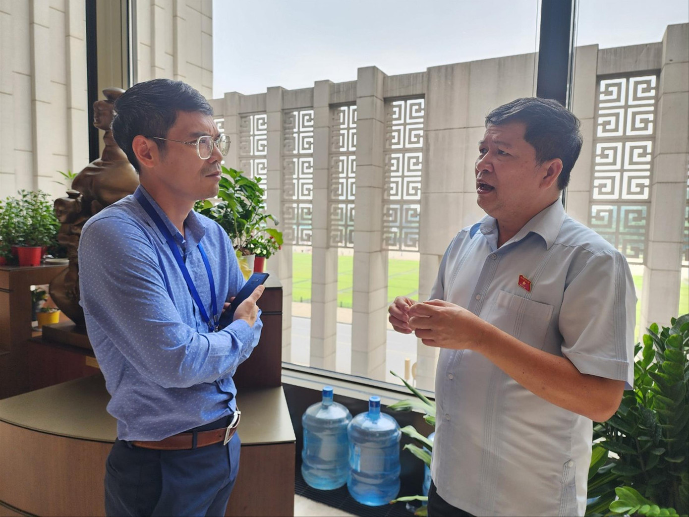 Đại biểu Quốc hội Tạ Văn Hạ trao đổi với phóng viên bên lề kỳ họp. Ảnh: Đ.N Đại biểu Quốc hội Tạ Văn Hạ trao đổi với phóng viên bên lề kỳ họp. Ảnh: Đ.N