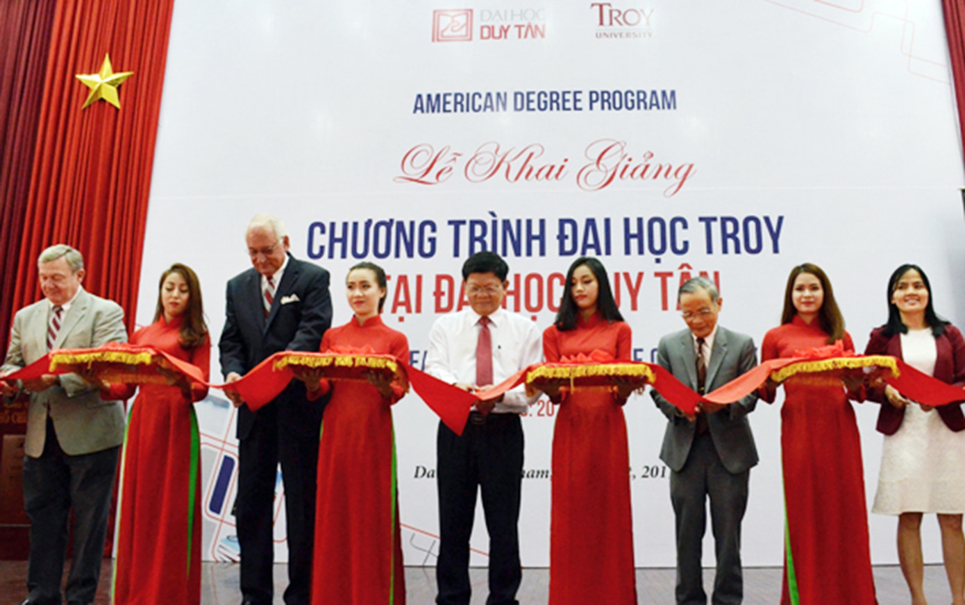 Ông Lê Công Cơ (thứ 3 từ phải sang) và TS Hawkins khai giảng chương trình đào tạo của ĐH Troy tại ĐH Duy Tân