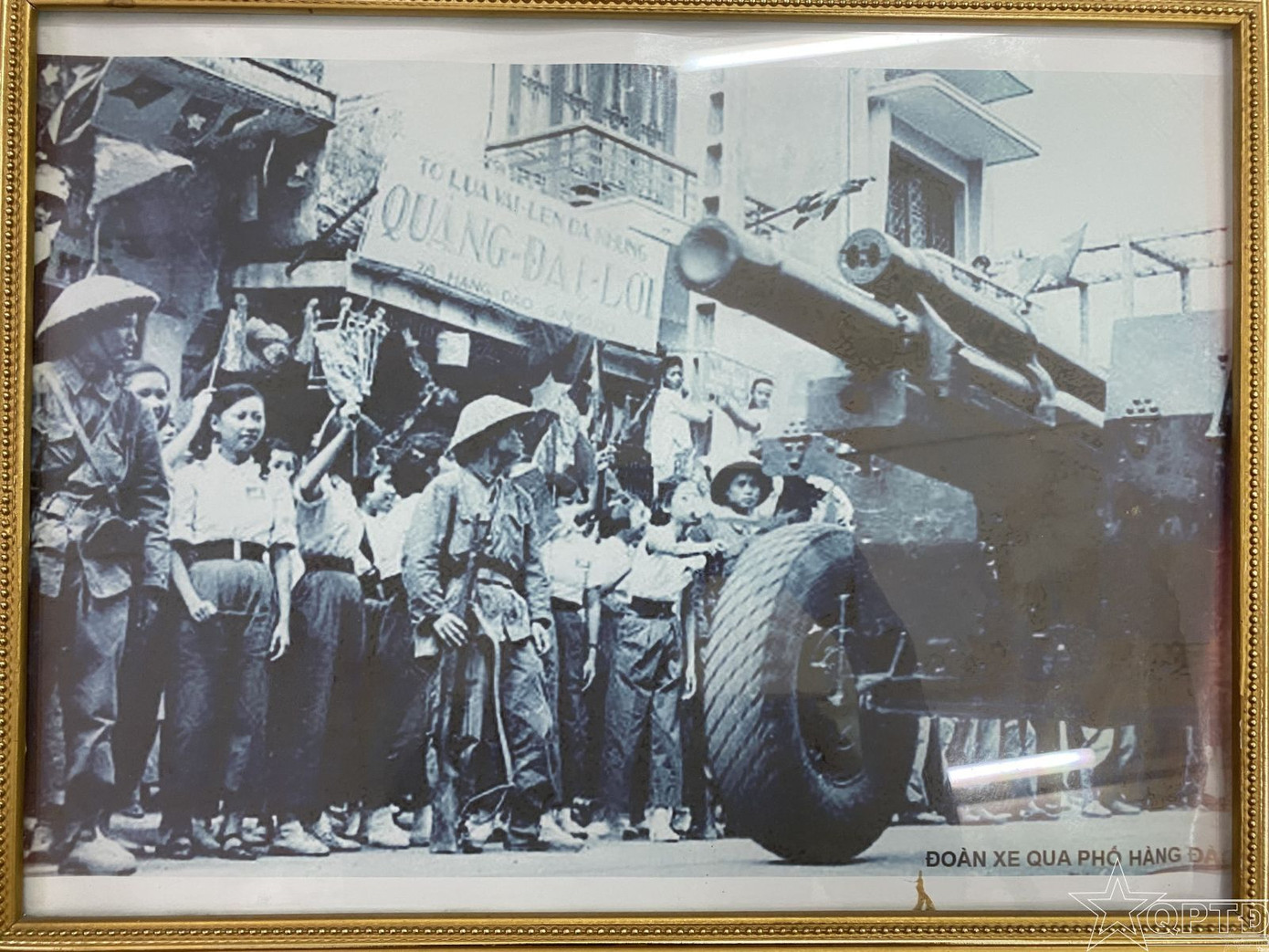 Phố Hàng Đào ngày tiếp quản. Ảnh: Lê Sửu Phố Hàng Đào ngày tiếp quản. Ảnh: Lê Sửu