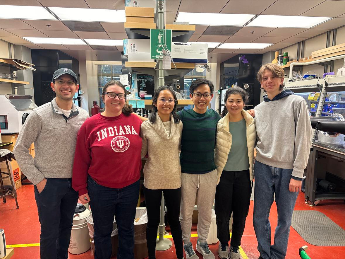 Nghiên cứu sinh Nguyễn Anh Hào (thứ 3 từ phải sang) cùng nhóm nghiên cứu tại trường ĐH Washington, Mỹ Nghiên cứu sinh Nguyễn Anh Hào (thứ 3 từ phải sang) cùng nhóm nghiên cứu tại trường ĐH Washington, Mỹ