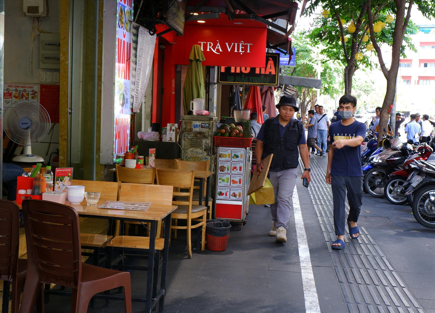 Vỉa hè đường Hải Triều (quận 1) được kẻ vạch để thu phí. Ảnh: H.H