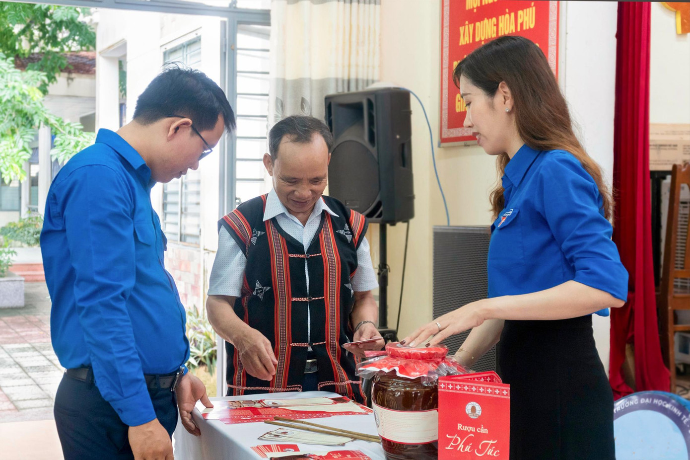Đoàn trường ĐH Kinh tế - ĐH Đà Nẵng bàn giao bộ nhận diện cho chủ cơ sở sản xuất sản phẩm OCOP Rượu cần Phú Túc (xã Hòa Phú, huyện Hòa Vang)