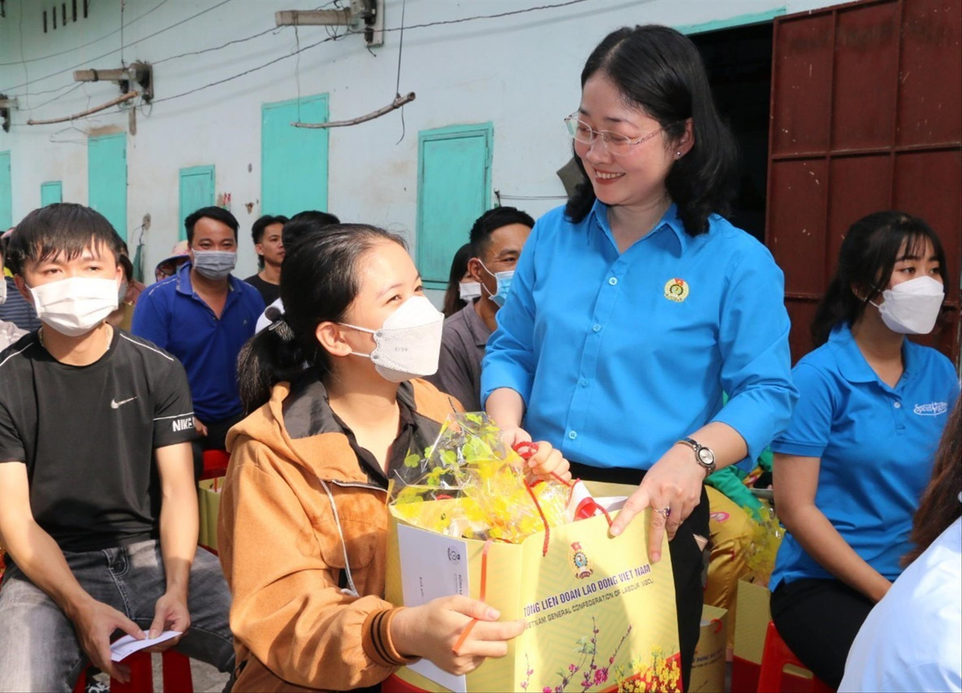 Công nhân ở trọ tại Bình Dương được tặng quà dịp Tết. Ảnh: H.C Công nhân ở trọ tại Bình Dương được tặng quà dịp Tết. Ảnh: H.C