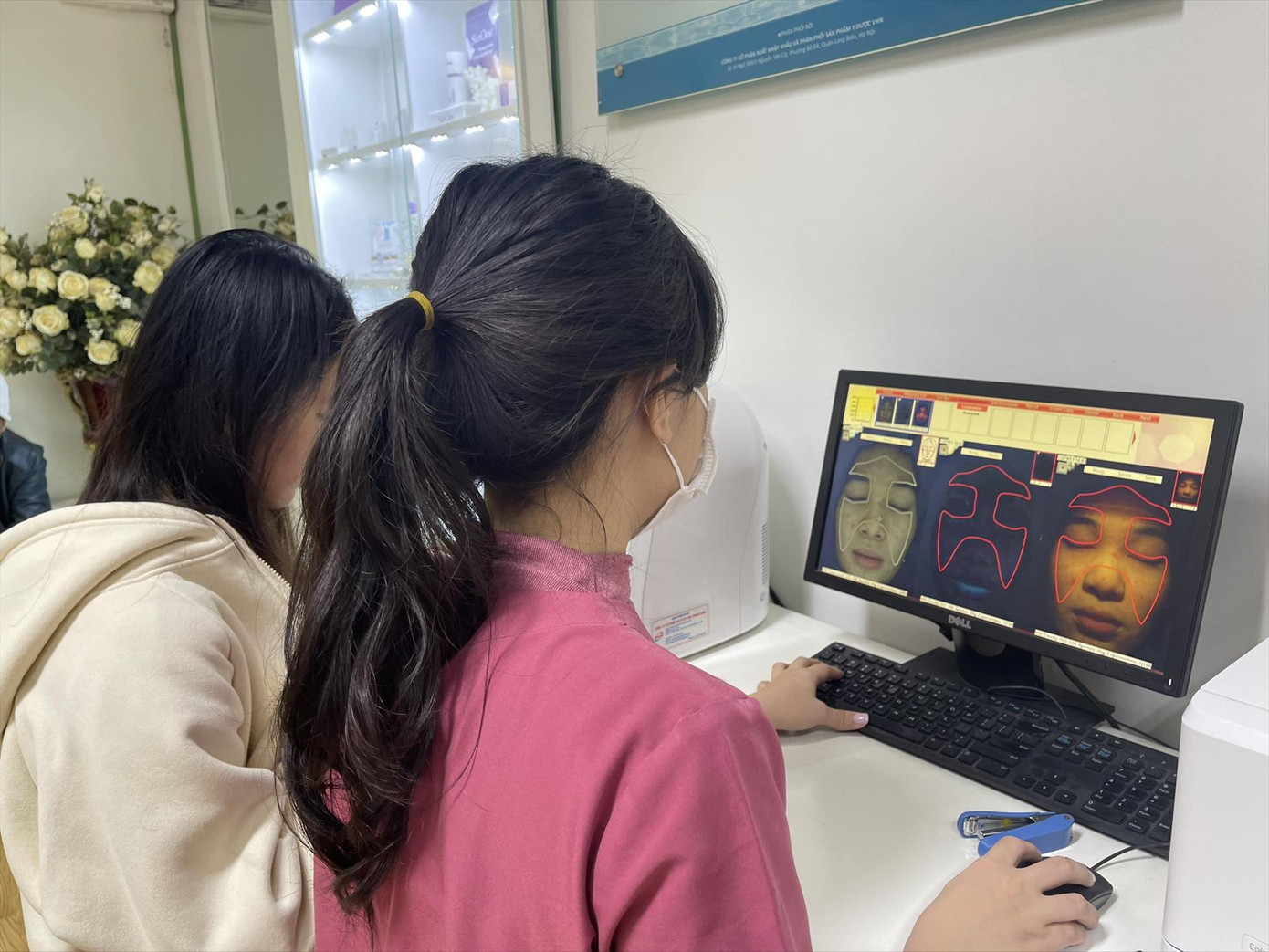 Bác sĩ kiểm tra da cho một bệnh nhân tại bệnh viện Da liễu T.Ư.