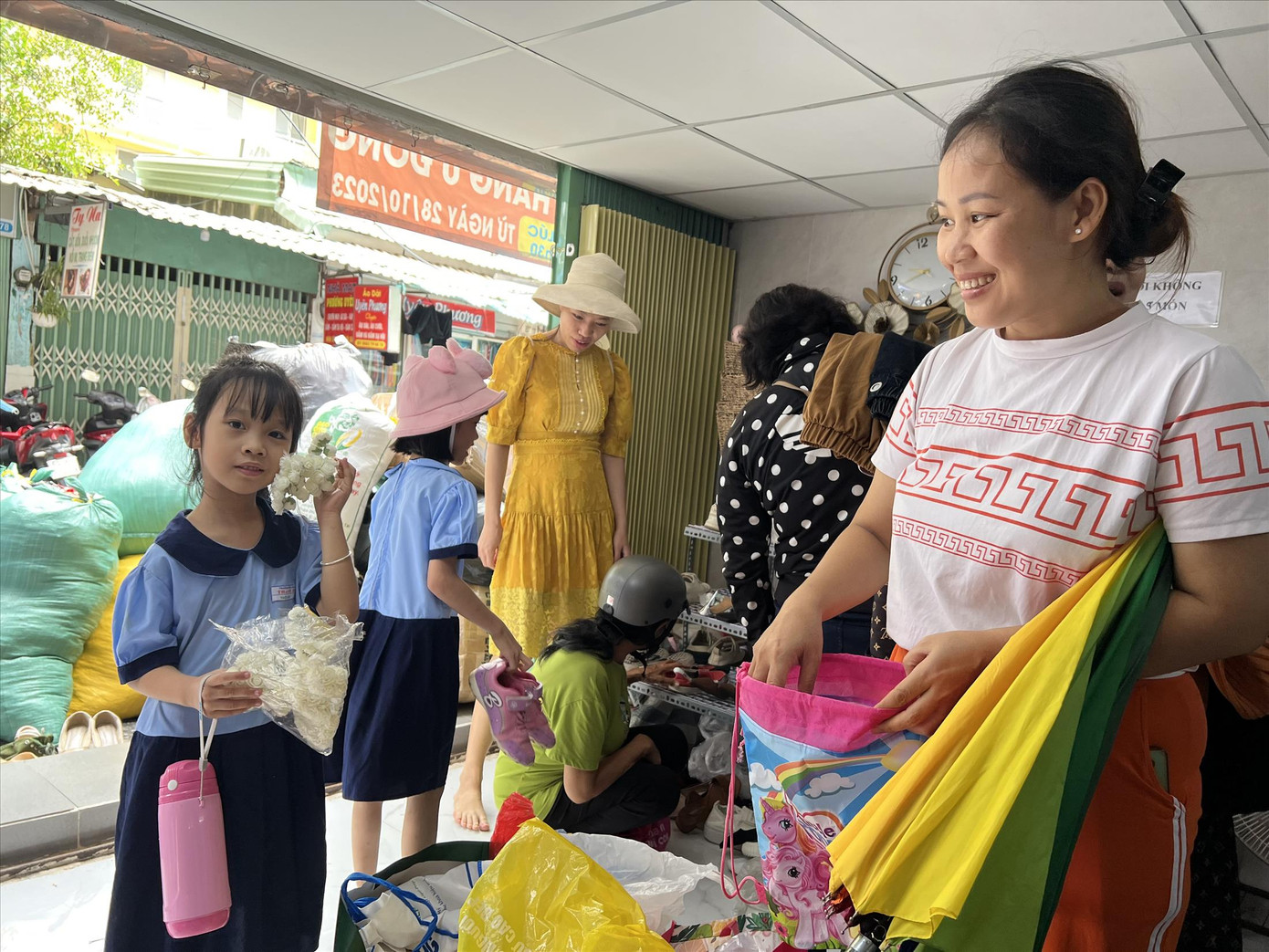 Quần áo, sách vở, giày dép… đều có đủ ở những “cửa hàng 0 đồng”. Ảnh: U.P