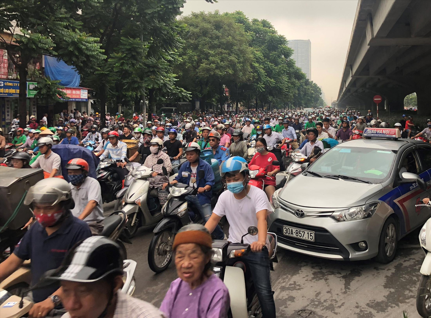 Lưu lượng xe tại Vành đai 3 đang vượt nhiều lần thiết kế mặt đường, gây ùn tắc, ô nhiễm. Ảnh: Trọng Đảng