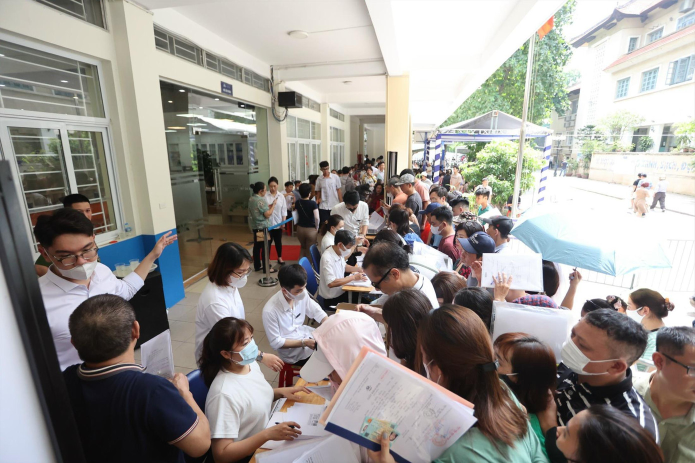 Phụ huynh chen lấn, xếp hàng mua hồ sơ tuyển sinh lớp 10 cho con tại Hà Nội năm 2023. Ảnh: Trọng Tài