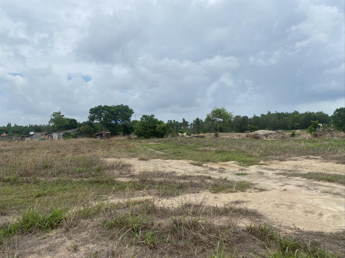 Nhiều khu đất của các doanh nghiệp đã hơn chục năm qua vẫn chưa xác định được giá đất để nộp tiền dù mời gọi hàng chục lần.