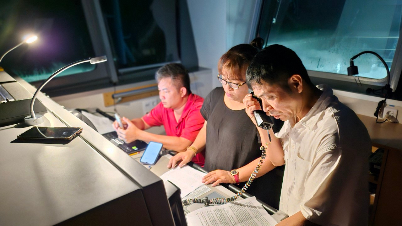 Ê kíp phát thanh lúc 22 giờ trên tàu KN-491 (phải qua): Nghệ sĩ Trần Quang Nhất, Nhà văn Niê Thanh Mai, PGS.TS Trần Quang Diệu Ê kíp phát thanh lúc 22 giờ trên tàu KN-491 (phải qua): Nghệ sĩ Trần Quang Nhất, Nhà văn Niê Thanh Mai, PGS.TS Trần Quang Diệu