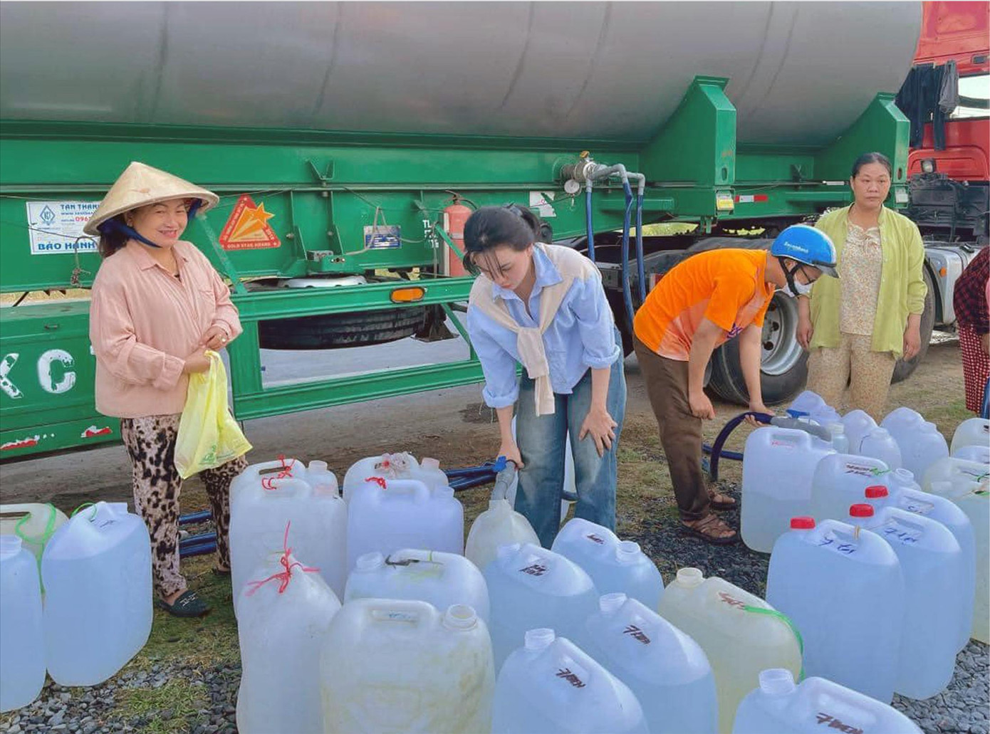 Chuyến xe nước nghĩa tình được CLB Nét bút xanh chuyển đến người dân vùng bị hạn mặn.