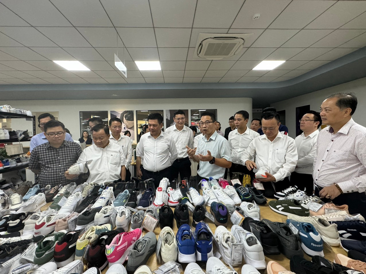Bộ trưởng Công Thương Nguyễn Hồng Diên (thứ 3 từ trái sang) tại buổi làm việc với các doanh nghiệp dệt may, da giày. Ảnh: Nguyễn Bằng Bộ trưởng Công Thương Nguyễn Hồng Diên (thứ 3 từ trái sang) tại buổi làm việc với các doanh nghiệp dệt may, da giày. Ảnh: Nguyễn Bằng
