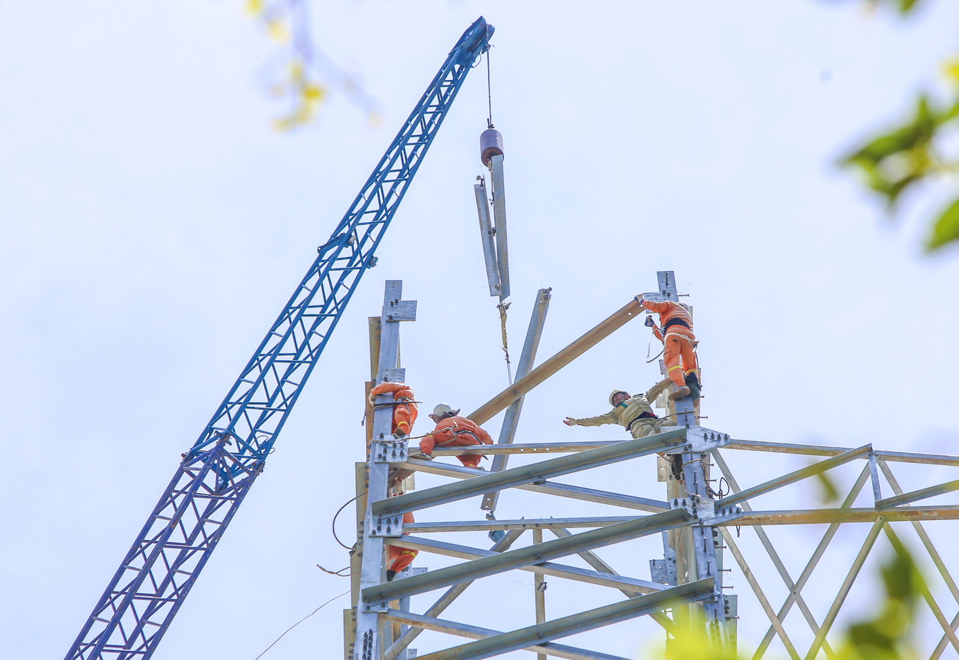 Công nhân cheo leo trên các cột cuối cùng Công nhân cheo leo trên các cột cuối cùng