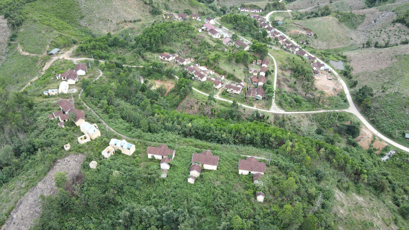 Nhiều căn nhà ở khu TĐC không có người ở, cỏ mọc kín. Ảnh: Thái Lâm