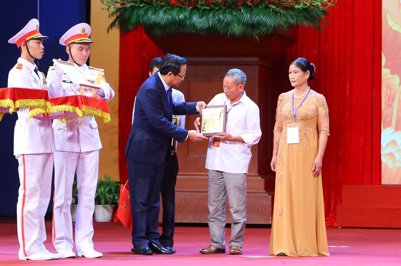 Bộ trưởng Bộ LĐ-TB&XH Đào Ngọc Dung trao giấy thông báo kết quả giám định ADN hài cốt cho thân nhân liệt sĩ Bộ trưởng Bộ LĐ-TB&XH Đào Ngọc Dung trao giấy thông báo kết quả giám định ADN hài cốt cho thân nhân liệt sĩ