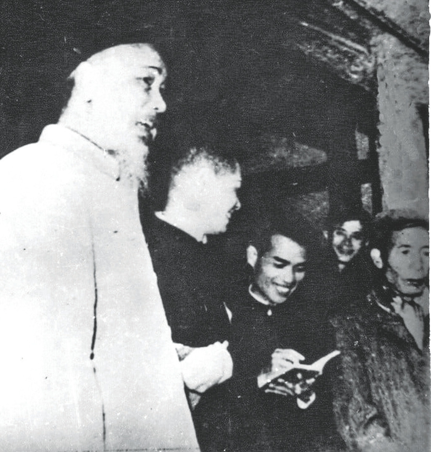 Nhà văn Sơn Tùng trên sân đình Lỗ Khê sáng Mồng Một Tết Giáp Thìn 1964 Nhà văn Sơn Tùng trên sân đình Lỗ Khê sáng Mồng Một Tết Giáp Thìn 1964