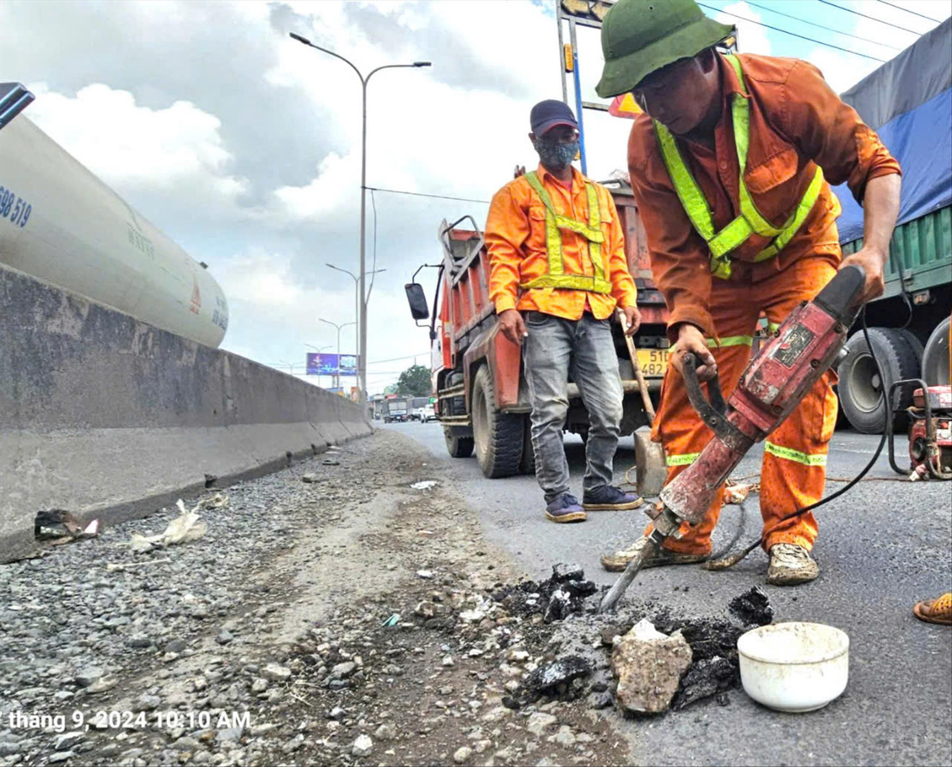 Dặm vá mặt đường quốc lộ 51. Ảnh: M.T