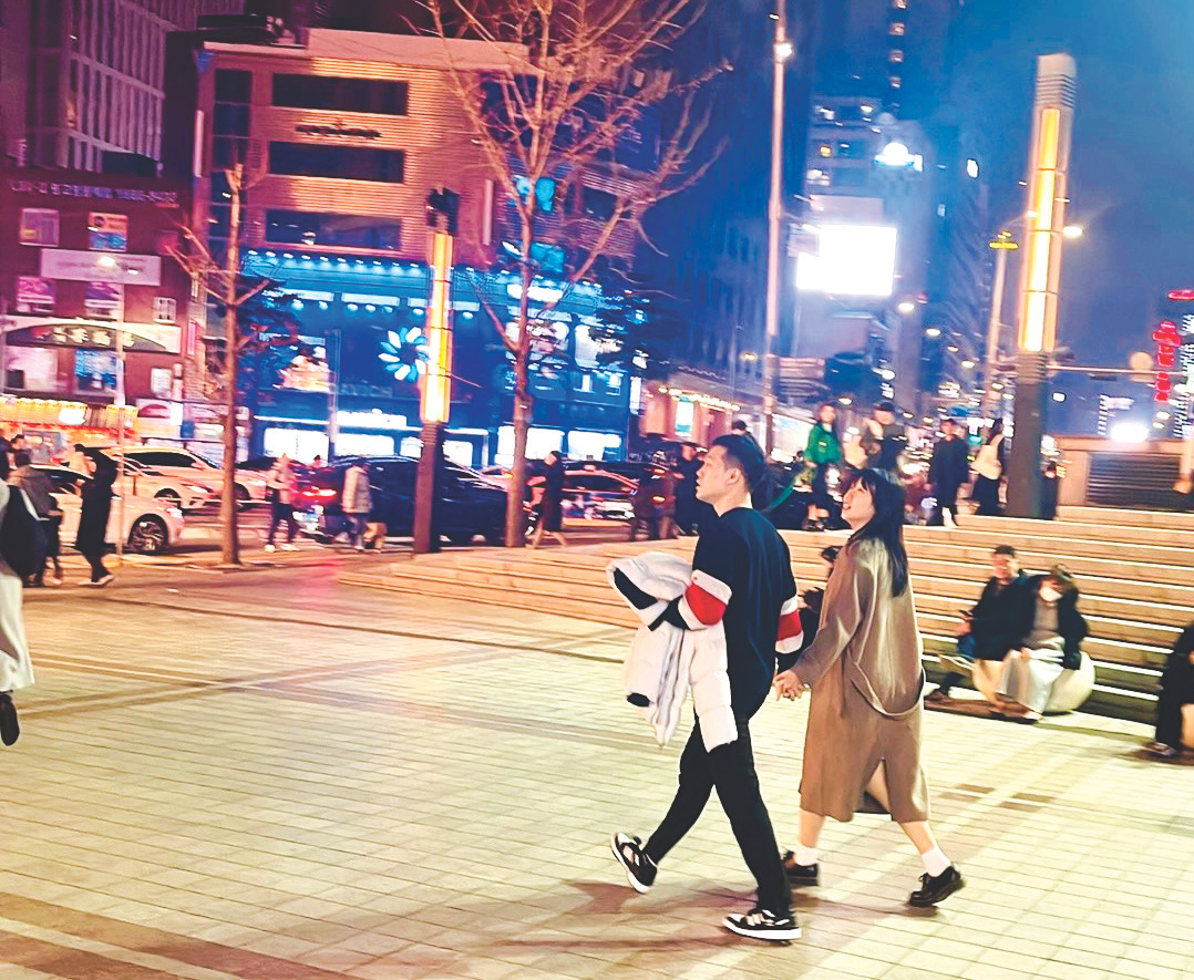 Cặp đôi tay trong tay dạo phố mùa đông Cặp đôi tay trong tay dạo phố mùa đông