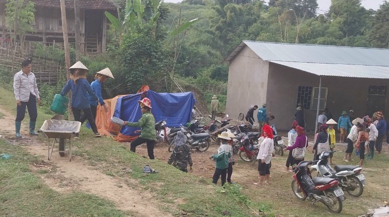 Người dân tham gia ngày công lao động xây dựng nhà văn hóa bản