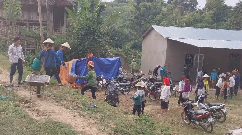 Người dân tham gia ngày công lao động xây dựng nhà văn hóa bản Người dân tham gia ngày công lao động xây dựng nhà văn hóa bản
