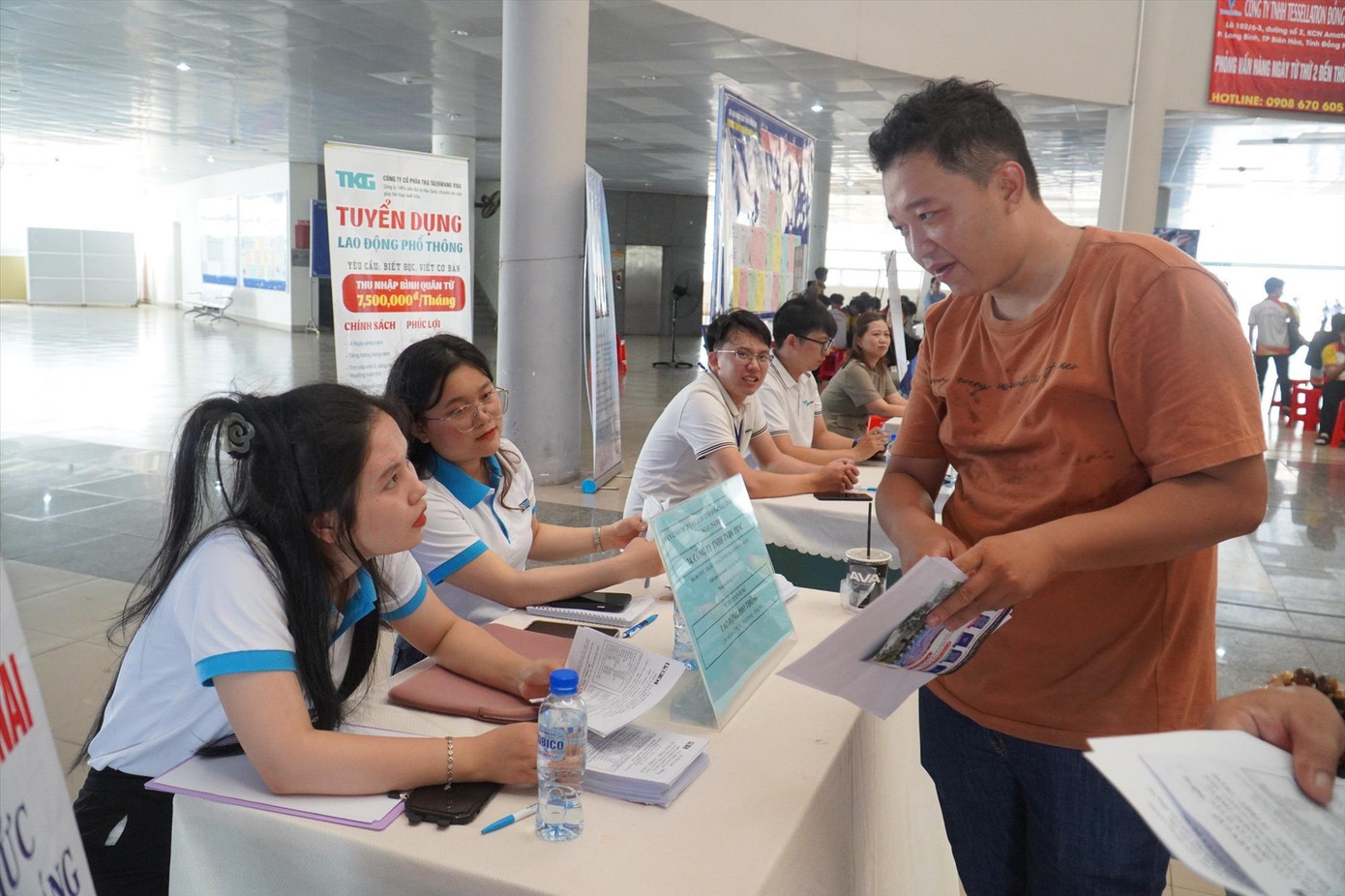 Người lao động đến nộp hồ sơ tìm việc làm tại Trung tâm giới thiệu việc làm tỉnh Đồng Nai. Ảnh: M.T Người lao động đến nộp hồ sơ tìm việc làm tại Trung tâm giới thiệu việc làm tỉnh Đồng Nai. Ảnh: M.T