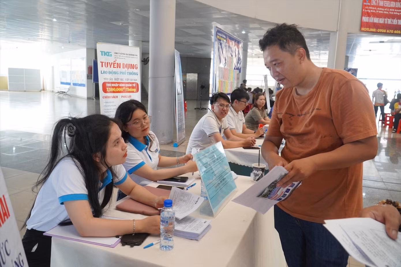 Người lao động đến nộp hồ sơ tìm việc làm tại Trung tâm giới thiệu việc làm tỉnh Đồng Nai. Ảnh: M.T Người lao động đến nộp hồ sơ tìm việc làm tại Trung tâm giới thiệu việc làm tỉnh Đồng Nai. Ảnh: M.T