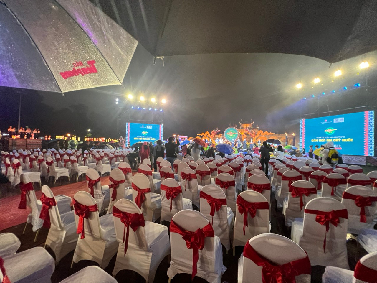 Những chiếc ghế trống khán giả tại đêm thơ Hoàng Thành Thăng Long