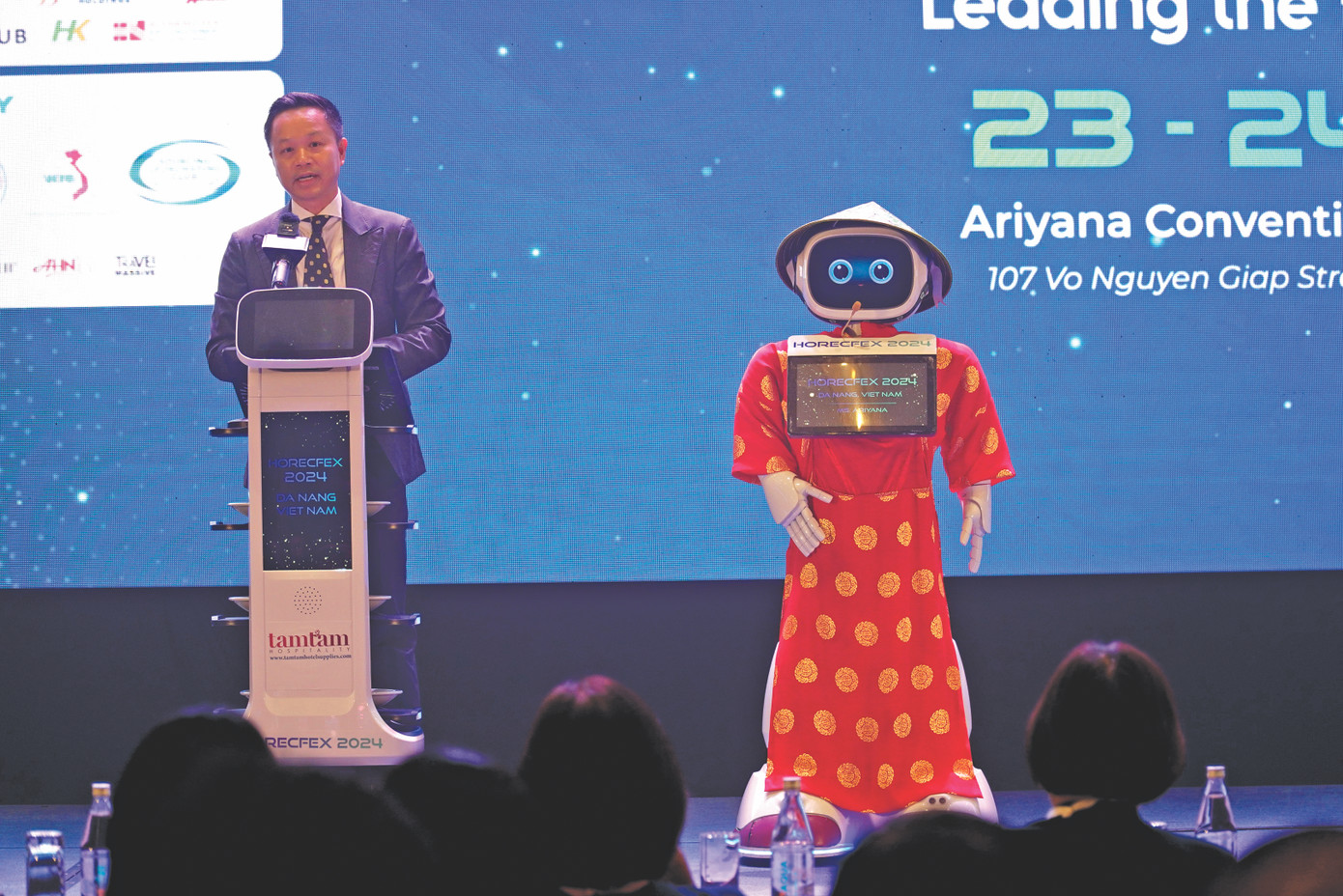 Robot lễ tân được sử dụng thường xuyên tại Cung hội nghị quốc tế Ariyana Đà Nẵng. Ảnh: Thanh Hiền Robot lễ tân được sử dụng thường xuyên tại Cung hội nghị quốc tế Ariyana Đà Nẵng. Ảnh: Thanh Hiền