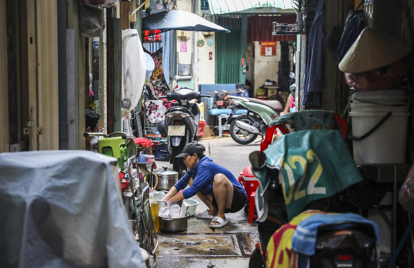 Do nhà quá chật hẹp, các hộ dân dọn hẳn bếp ra đường. Ảnh: Duy Anh