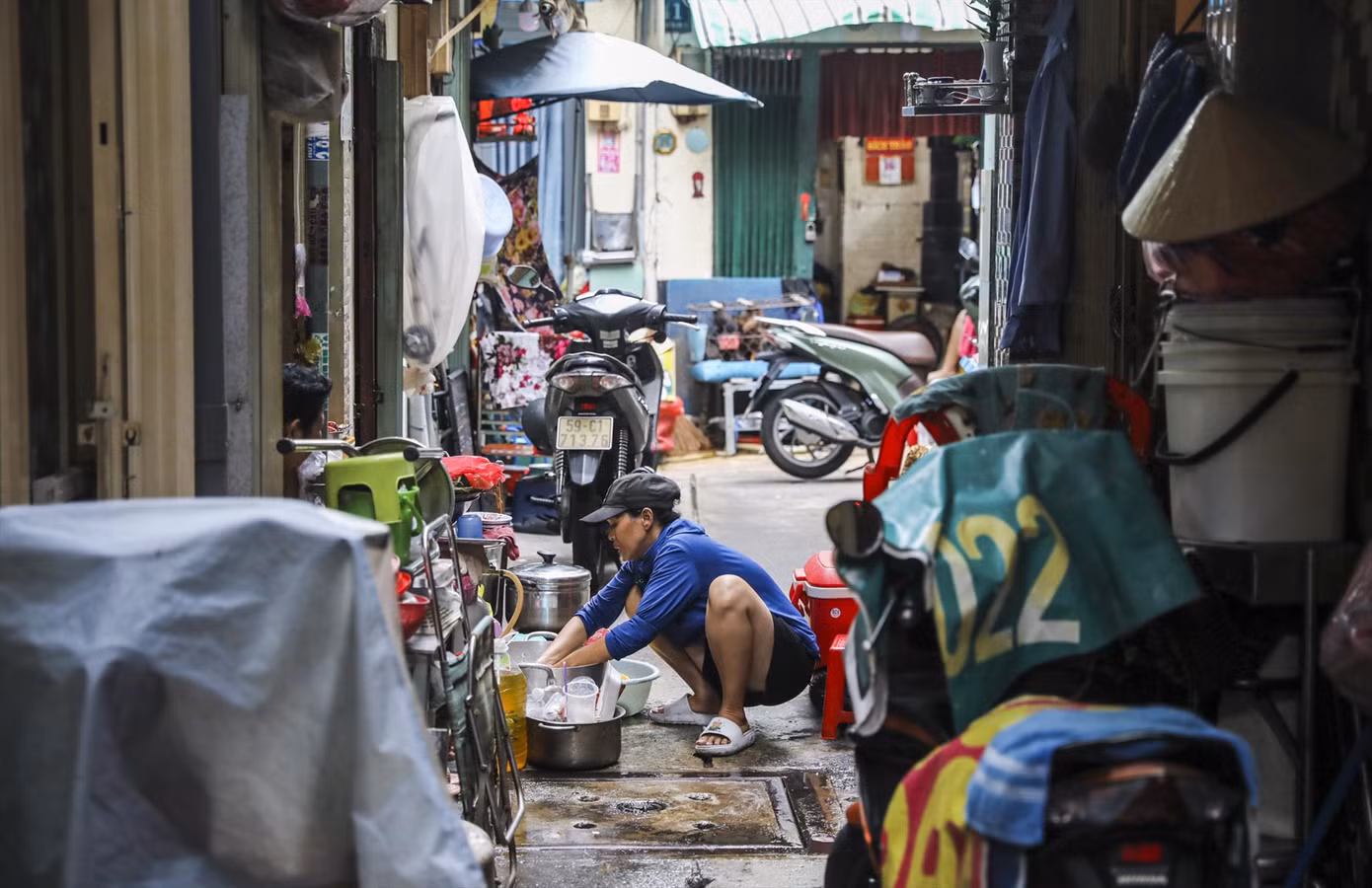 Do nhà quá chật hẹp, các hộ dân dọn hẳn bếp ra đường. Ảnh: Duy Anh