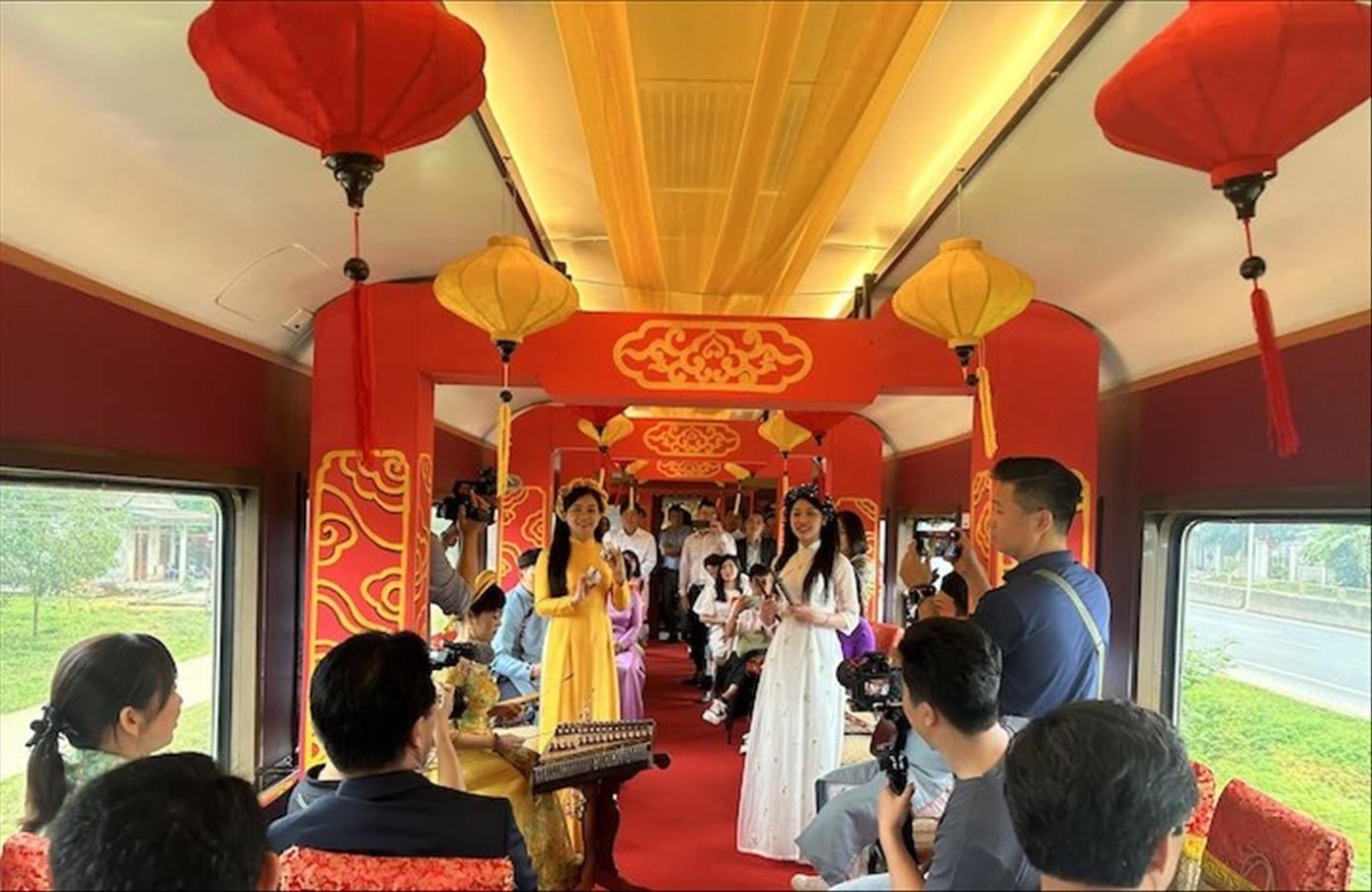 Việc đưa vào khai thác các chuyến tàu mang đậm tính văn hóa, trải nghiệm đã giúp đường sắt thu hút lượng lớn hành khách.