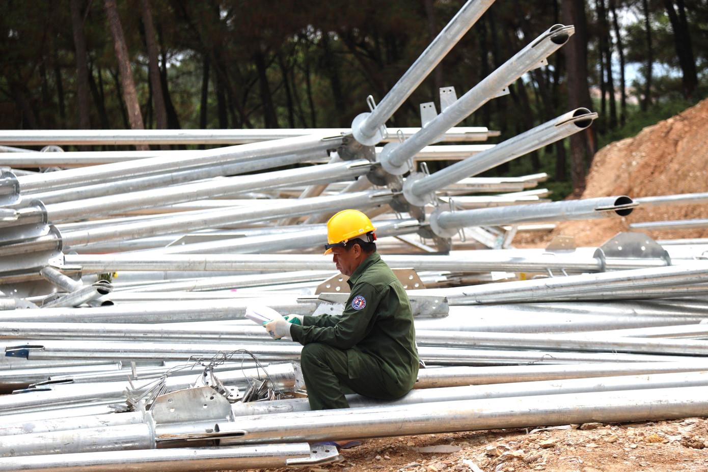 Công nhân Nguyễn Văn Hoàng, người anh cả trên công trường thi cột 336.