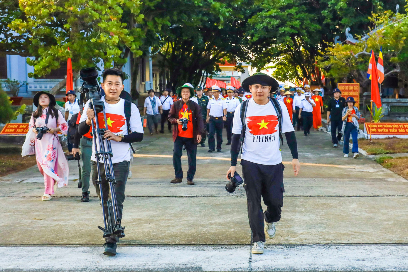 Phóng viên tác nghiệp trong chuyến công tác