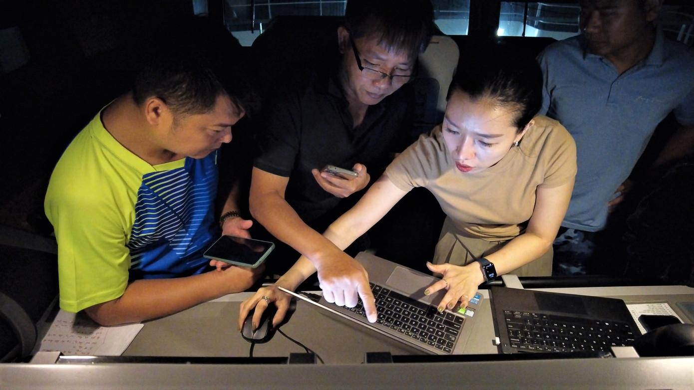 Phóng viên Tiền Phong (giữa) đang cùng các đồng nghiệp thực hiện chương trình phát thanh Sóng Trường Sa trên ca bin tàu KN 290 Phóng viên Tiền Phong (giữa) đang cùng các đồng nghiệp thực hiện chương trình phát thanh Sóng Trường Sa trên ca bin tàu KN 290