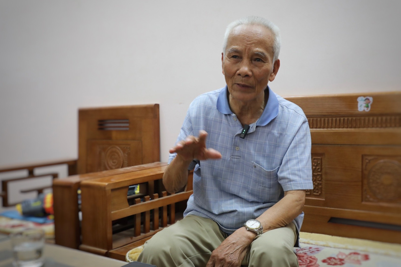 Ông Trần Ngọc Lâm kể chuyện về thời gian phục vụ tại bến phà Tạ Khoa. Ông Trần Ngọc Lâm kể chuyện về thời gian phục vụ tại bến phà Tạ Khoa.