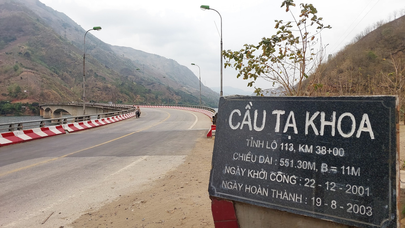 Di tích bến phà Tạ Khoa nay là Cầu Tạ Khoa. Di tích bến phà Tạ Khoa nay là Cầu Tạ Khoa.