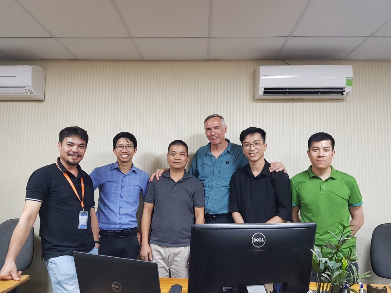 TS Nguyễn Viết Hương (thứ 2 từ trái qua) cùng đội ngũ xây dựng hệ SALD tại Việt Nam TS Nguyễn Viết Hương (thứ 2 từ trái qua) cùng đội ngũ xây dựng hệ SALD tại Việt Nam