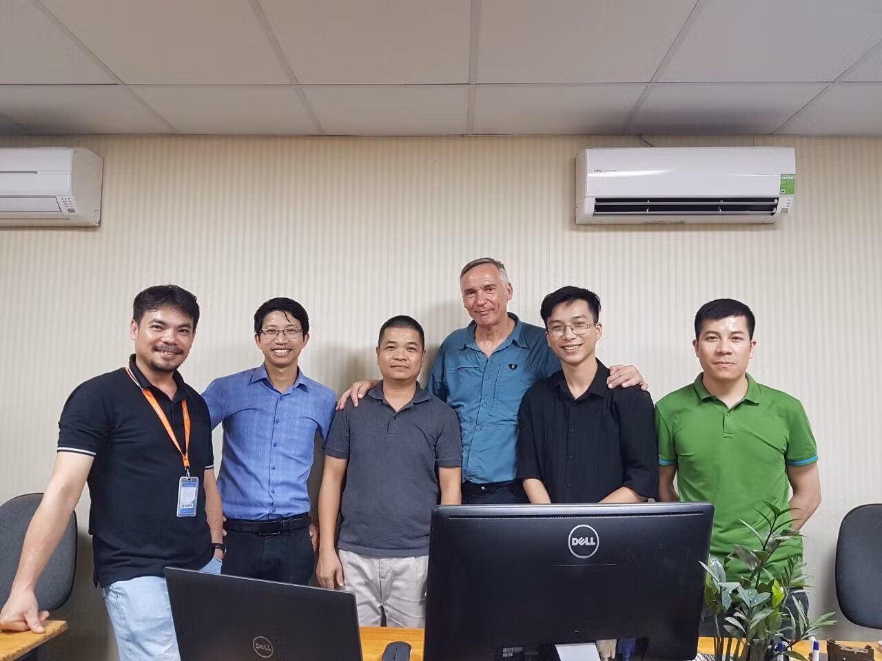 TS Nguyễn Viết Hương (thứ 2 từ trái qua) cùng đội ngũ xây dựng hệ SALD tại Việt Nam