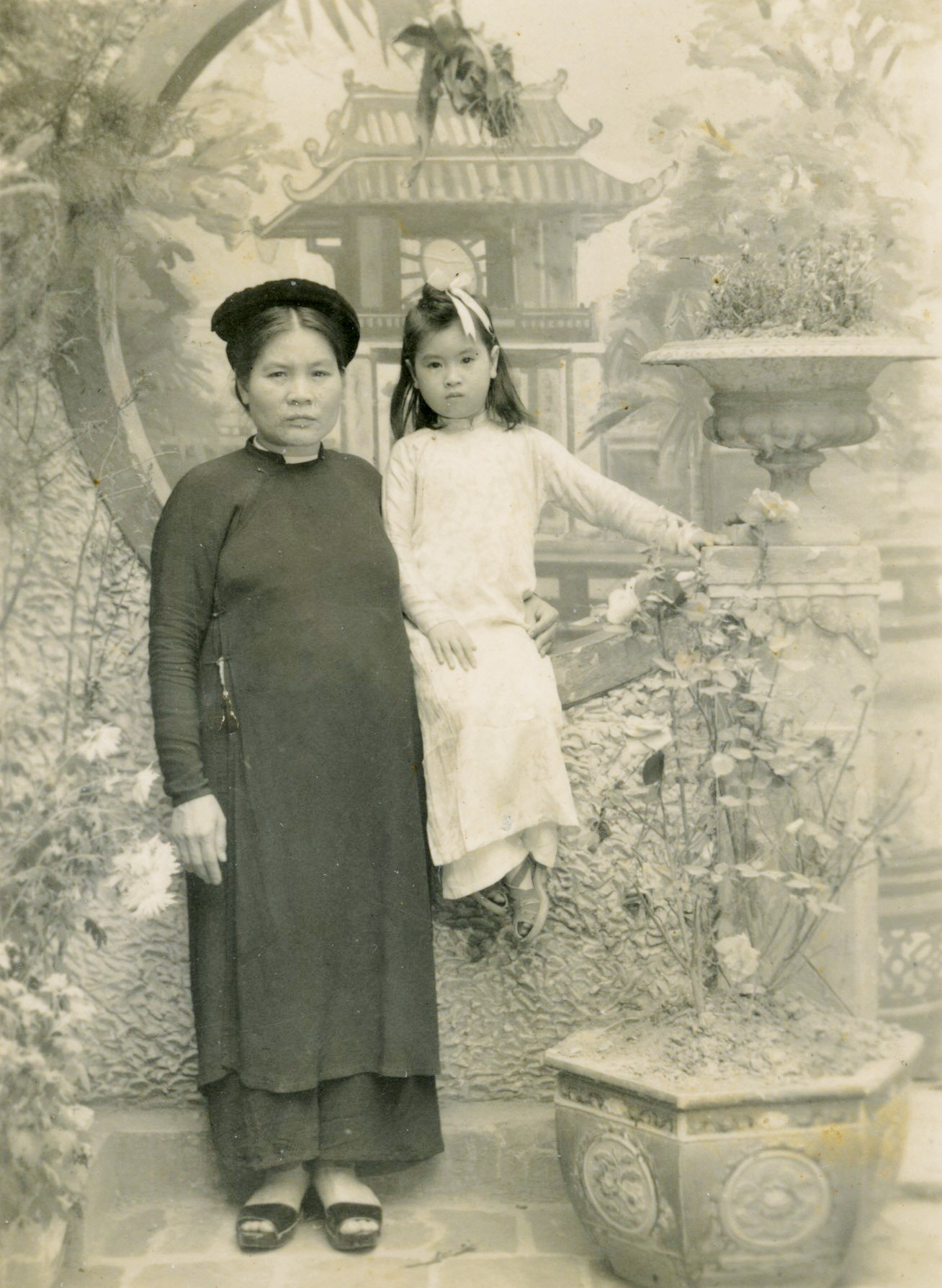 Mẹ và cụ tôi đi lễ chùa cầu an sáng mùng Một Tết (1952)