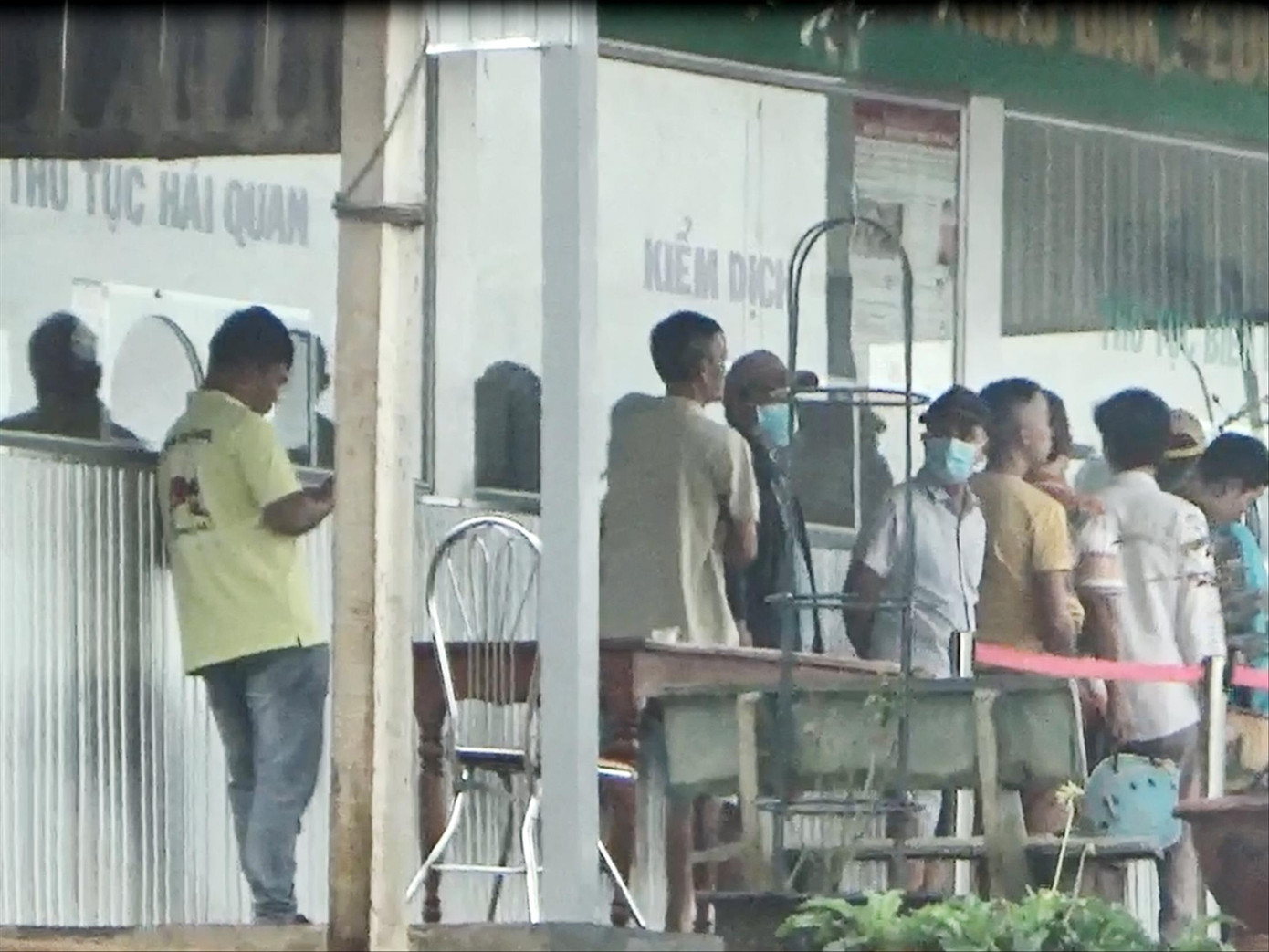 Người dân làm thủ tục tại trạm kiểm soát liên hợp cửa khẩu Đăk Peur Người dân làm thủ tục tại trạm kiểm soát liên hợp cửa khẩu Đăk Peur