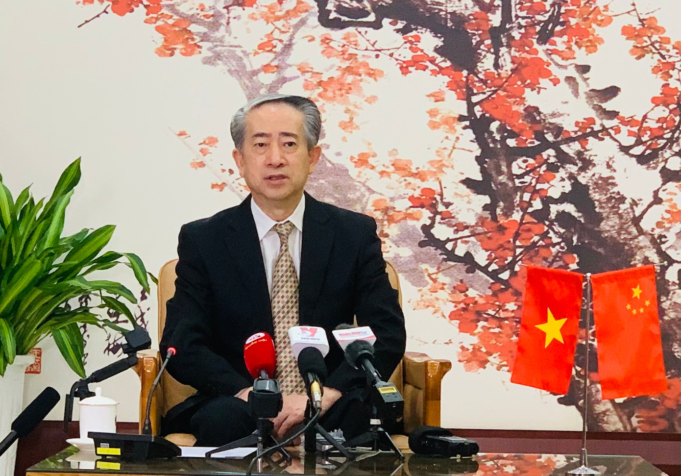 Đại sứ Trung Quốc tại Việt Nam Hùng Ba trả lời phỏng vấn ngày 5/4. Ảnh: Thái An