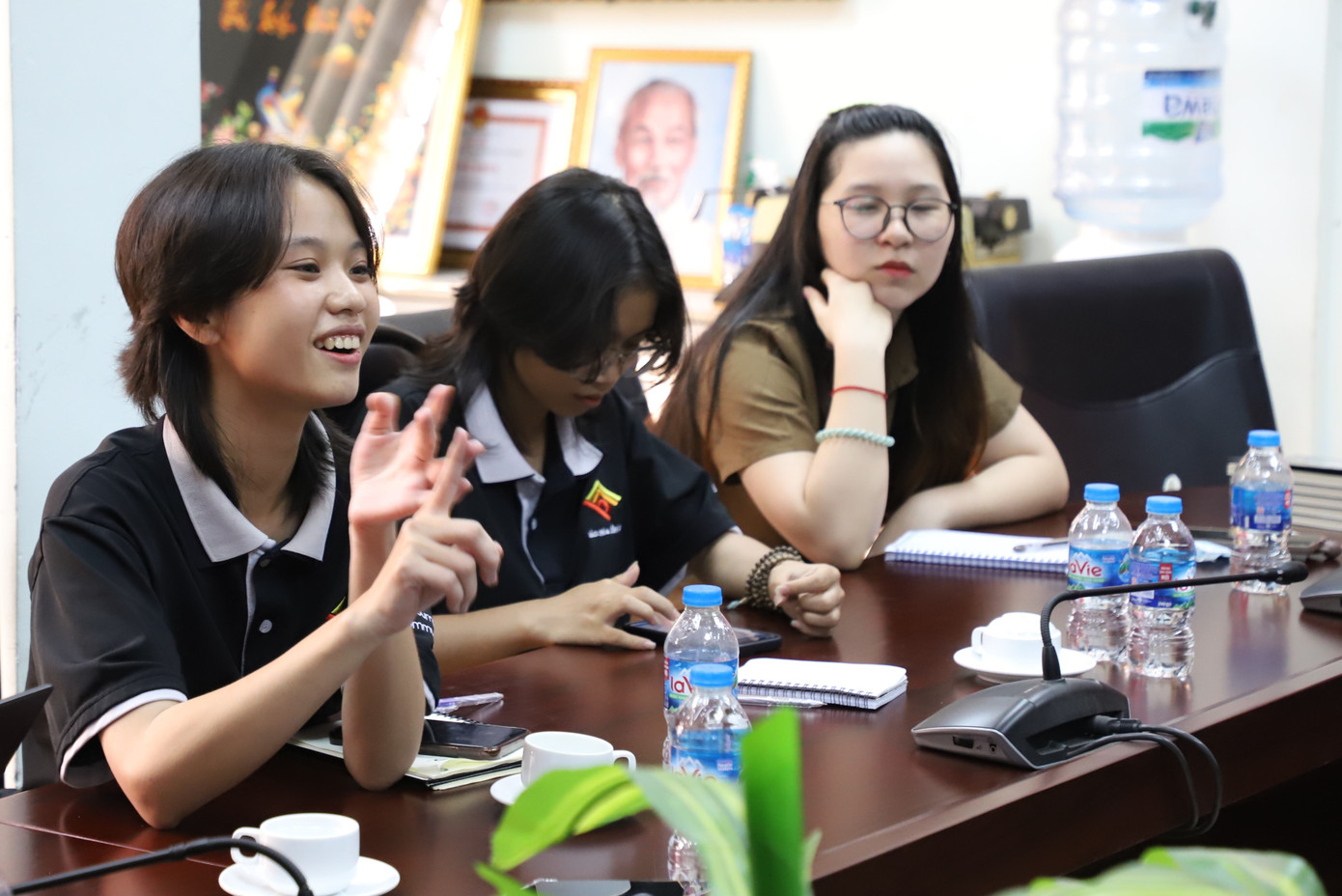 Bùi Hà Thương chia sẻ ý kiến tại buổi thảo luận về chủ đề báo chí với AI. Ảnh: NGÔ TÙNG