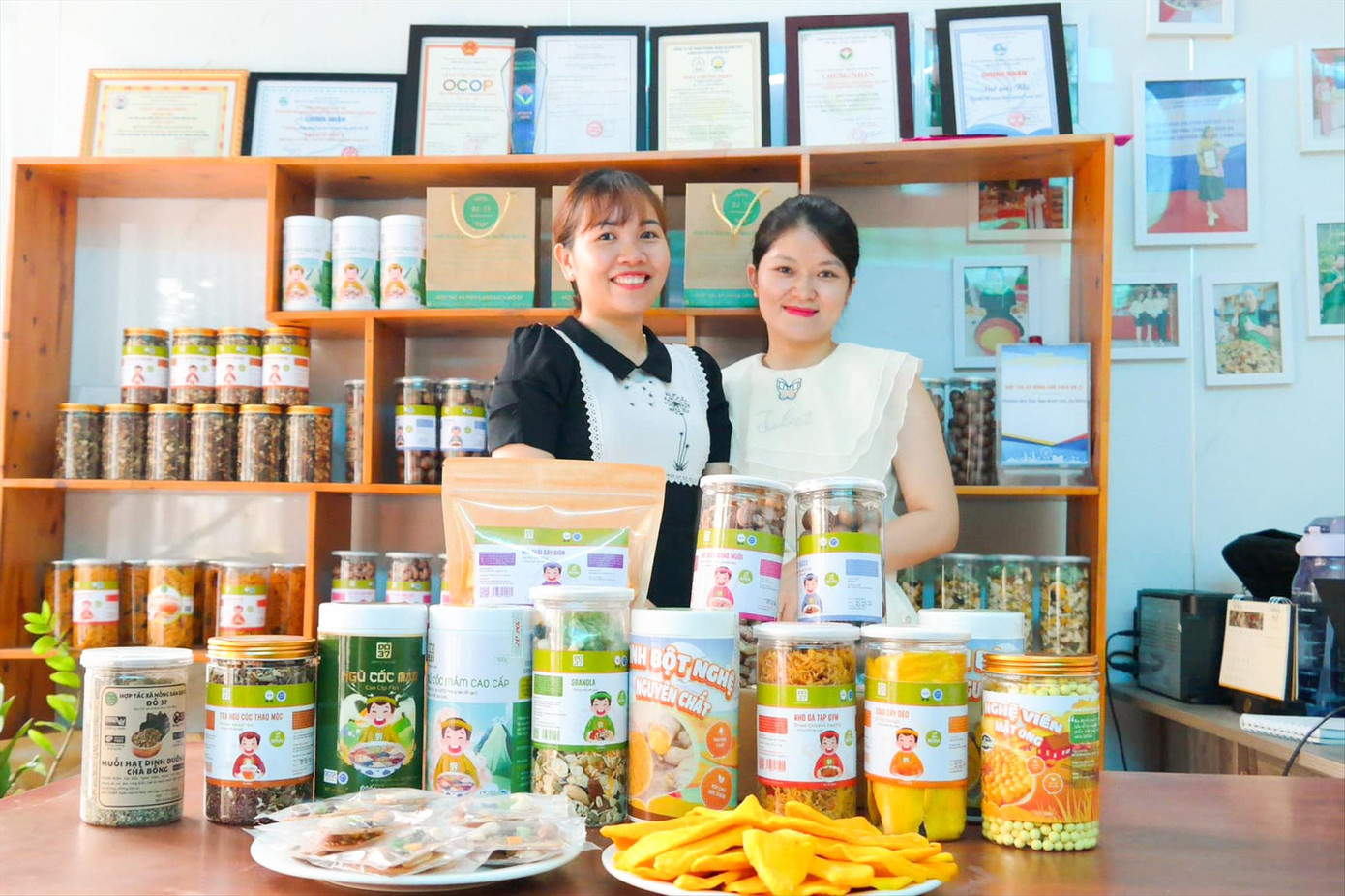 Chị Nguyễn Thị Oanh (bìa trái, Giám đốc HTX Nông sản sạch Đô 37) và chị Trần Thị Thùy (bìa phải, Phó Giám đốc) đều cùng từ bỏ công việc văn phòng để khởi nghiệp Chị Nguyễn Thị Oanh (bìa trái, Giám đốc HTX Nông sản sạch Đô 37) và chị Trần Thị Thùy (bìa phải, Phó Giám đốc) đều cùng từ bỏ công việc văn phòng để khởi nghiệp