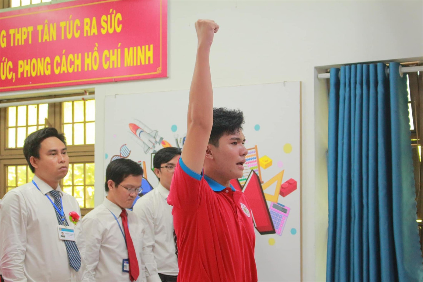 Em Tạ Tiến Hưng (học sinh lớp 12A4, Trường THPT Tân Túc, quận Bình Chánh, TPHCM) đọc lời tuyên thệ tại lễ kết nạp Đảng Em Tạ Tiến Hưng (học sinh lớp 12A4, Trường THPT Tân Túc, quận Bình Chánh, TPHCM) đọc lời tuyên thệ tại lễ kết nạp Đảng