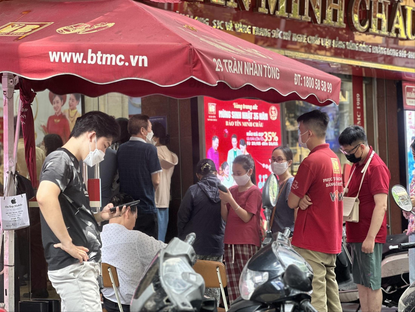 Nhiều người dân ở Hà Nội vẫn xếp hàng mua bán vàng dịp cuối tuần vừa qua. Ảnh: Ngọc Mai