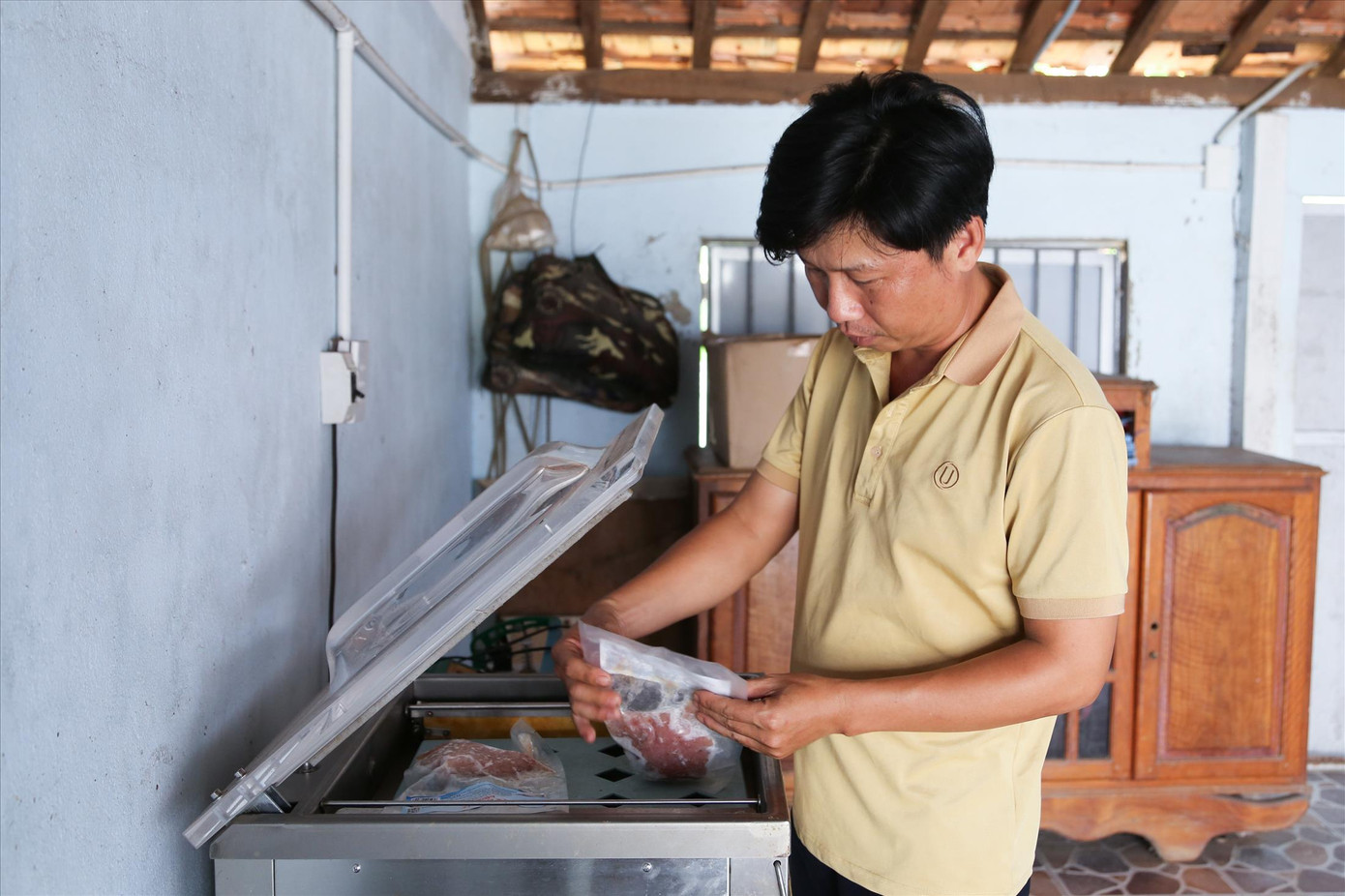 Hiện, cơ sở sản xuất chả cá được đầu tư máy móc hiện đại, phát triển 2 dòng sản phẩm chủ lực là chả cá thát lát tươi và chả cá thát lát chiên