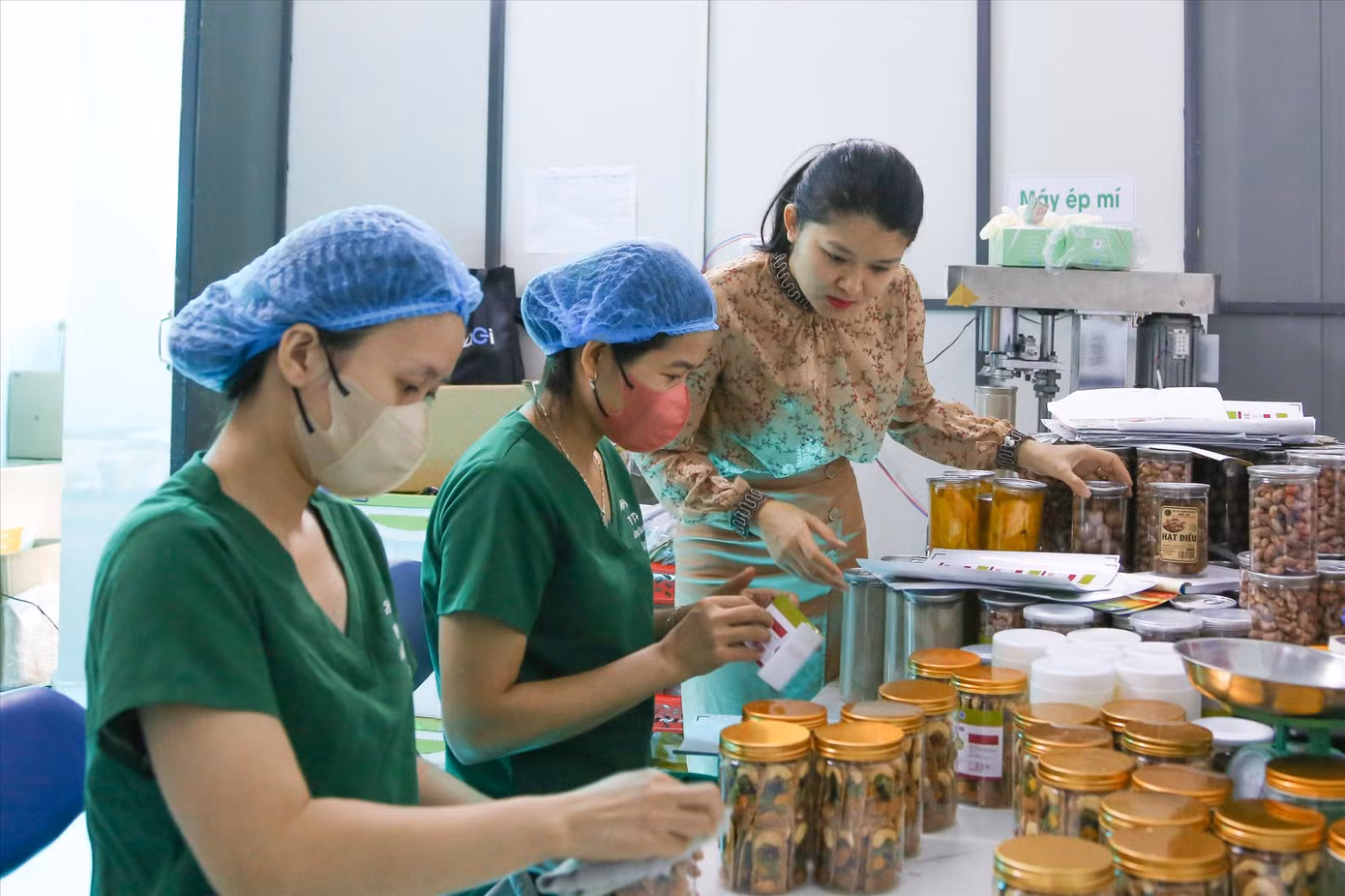 HTX Nông sản sạch Đô 37 đang tạo việc làm cho 10 chị em phụ nữ địa phương, giữ vững định hướng phụ nữ giúp nhau khởi nghiệp