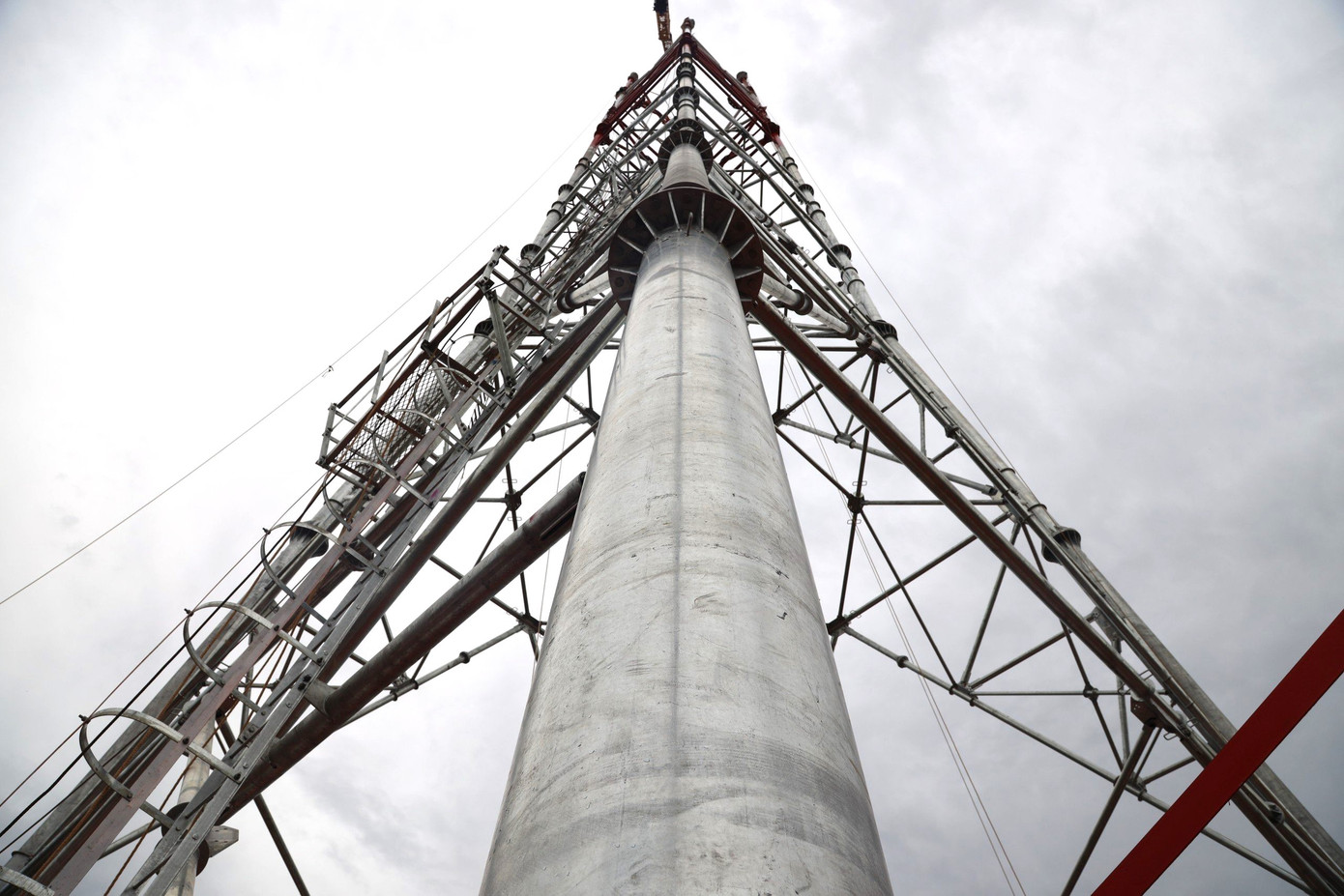 Những cột điện đường dây 500kV dần hoàn thành, sừng sững giữa trời không.